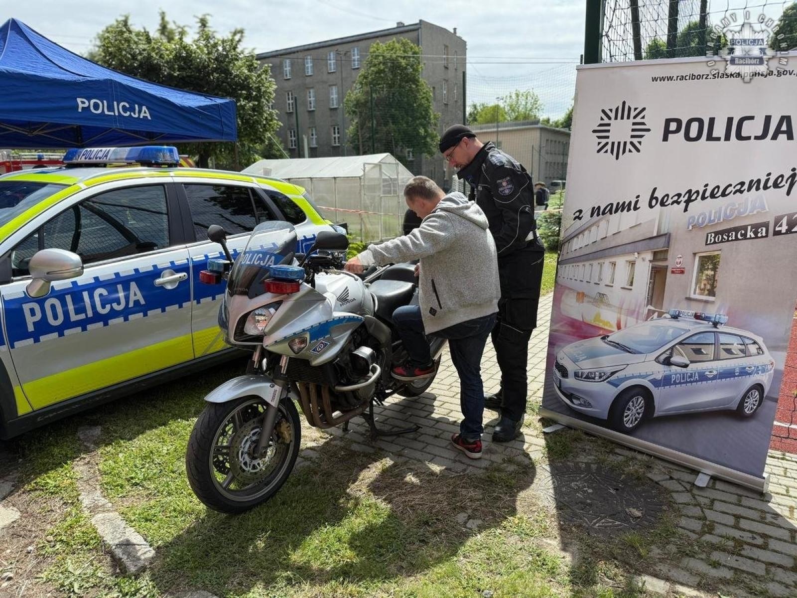 Zdjęcie w galerii na portalu naszraciborz.pl: Bezpieczeństwo, sprzęt i dobra zabawa. Raciborscy policjanci na pikniku z dziećmi wiadomości z regionu