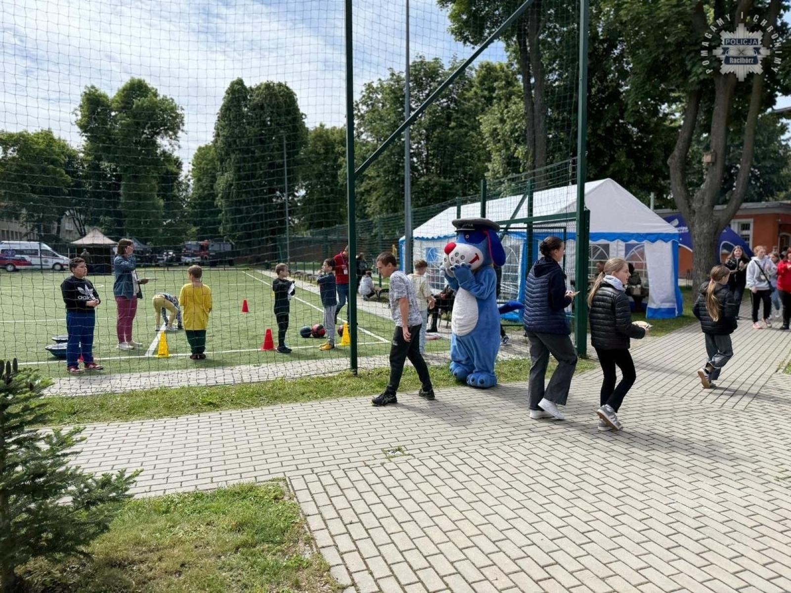 Zdjęcie w galerii na portalu naszraciborz.pl: Bezpieczeństwo, sprzęt i dobra zabawa. Raciborscy policjanci na pikniku z dziećmi wiadomości z regionu
