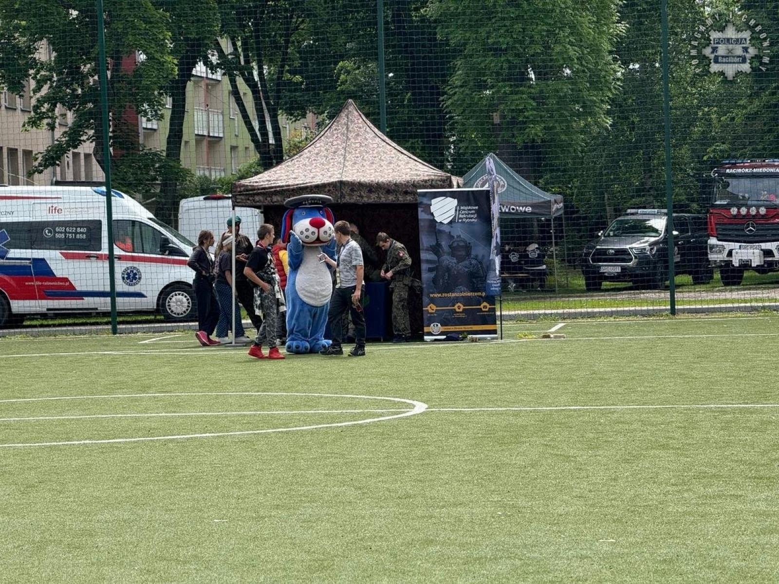 Zdjęcie w galerii na portalu naszraciborz.pl: Bezpieczeństwo, sprzęt i dobra zabawa. Raciborscy policjanci na pikniku z dziećmi wiadomości z regionu