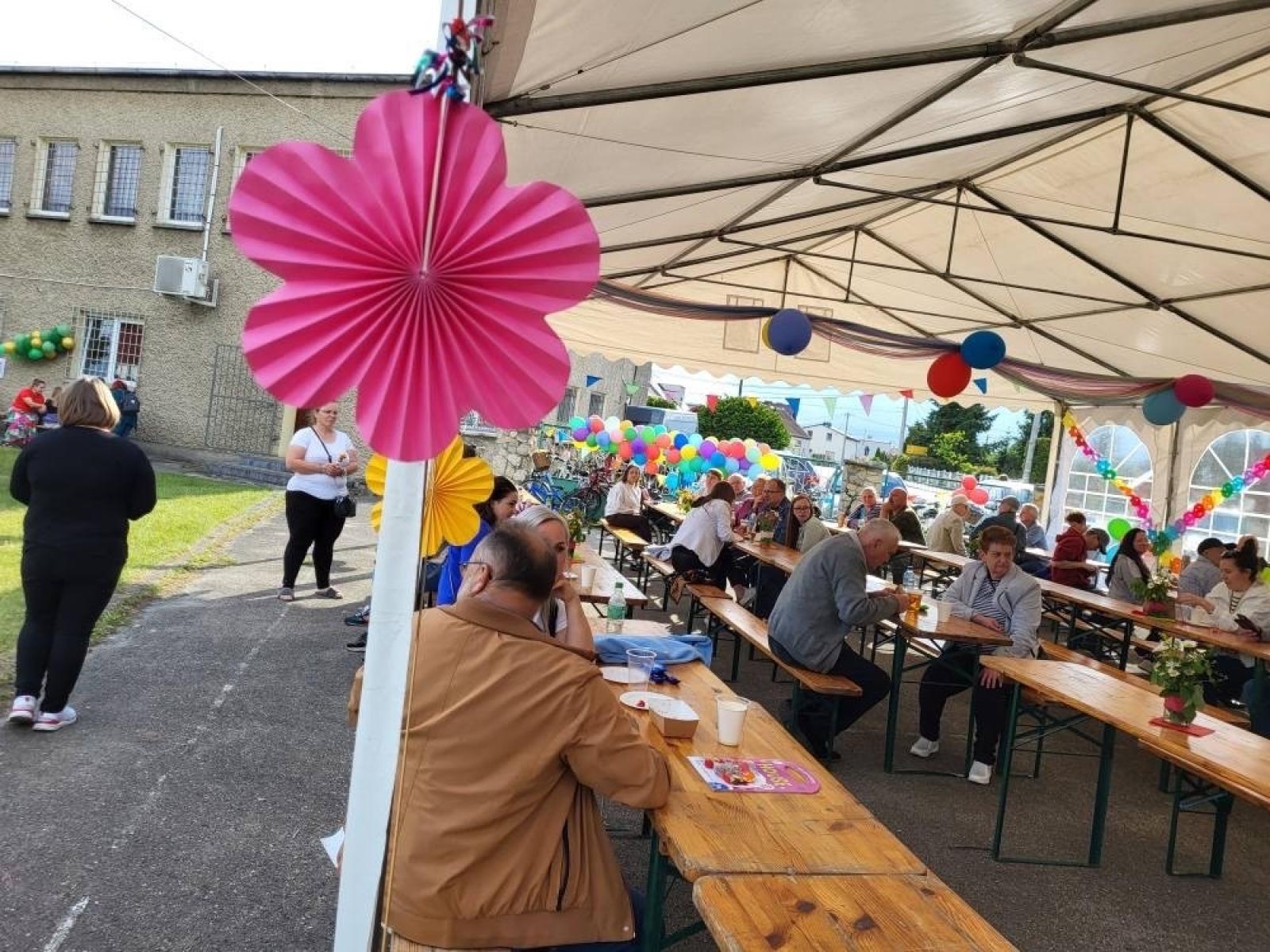 Zdjęcie w galerii na portalu naszraciborz.pl: Rodzinny festyn w Siedliskach: święto dzieci i mam pełne radości wiadomości z regionu