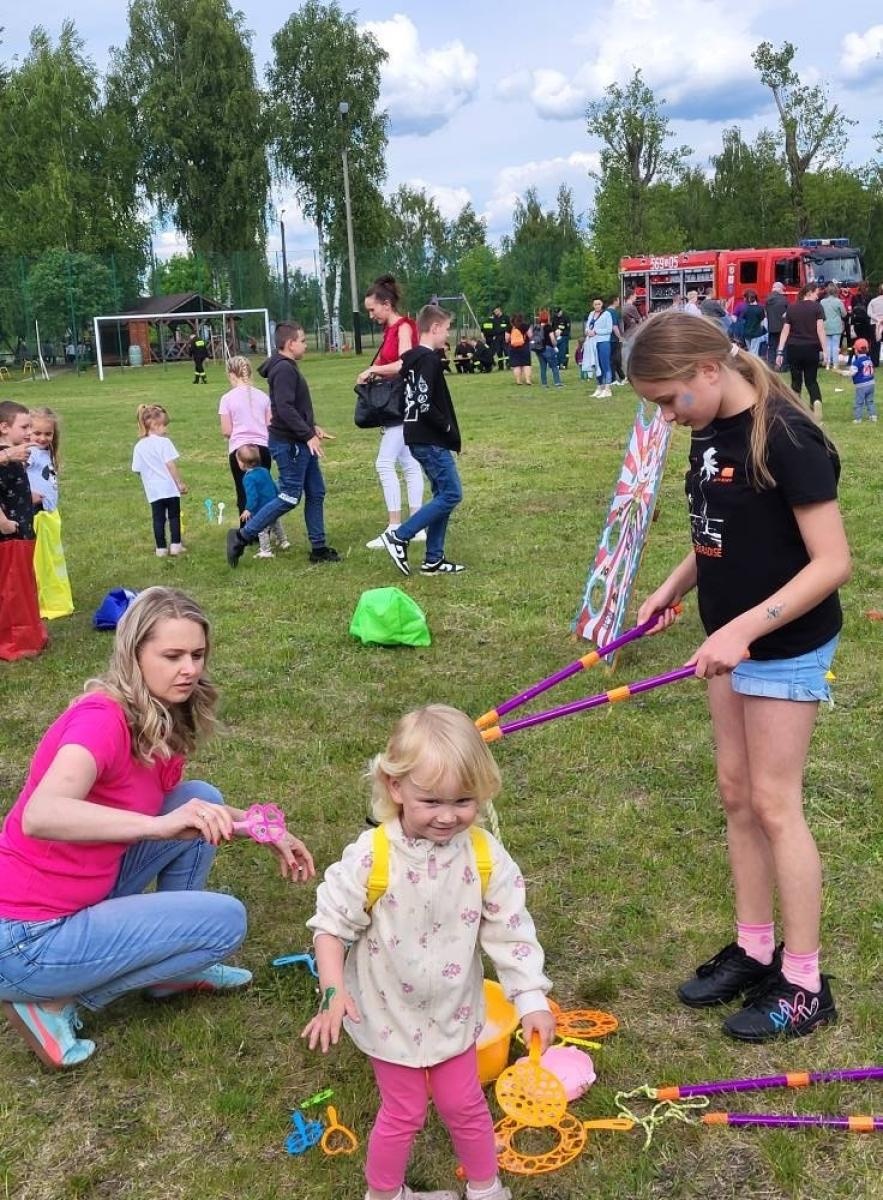 Zdjęcie w galerii na portalu naszraciborz.pl: Rodzinny festyn w Siedliskach: święto dzieci i mam pełne radości wiadomości z regionu