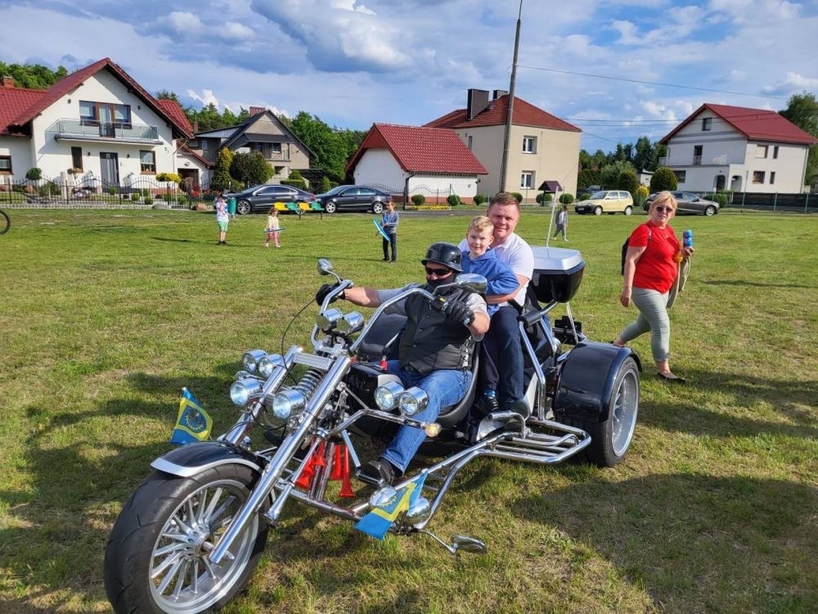 Zdjęcie w galerii na portalu naszraciborz.pl: Rodzinny festyn w Siedliskach: święto dzieci i mam pełne radości wiadomości z regionu
