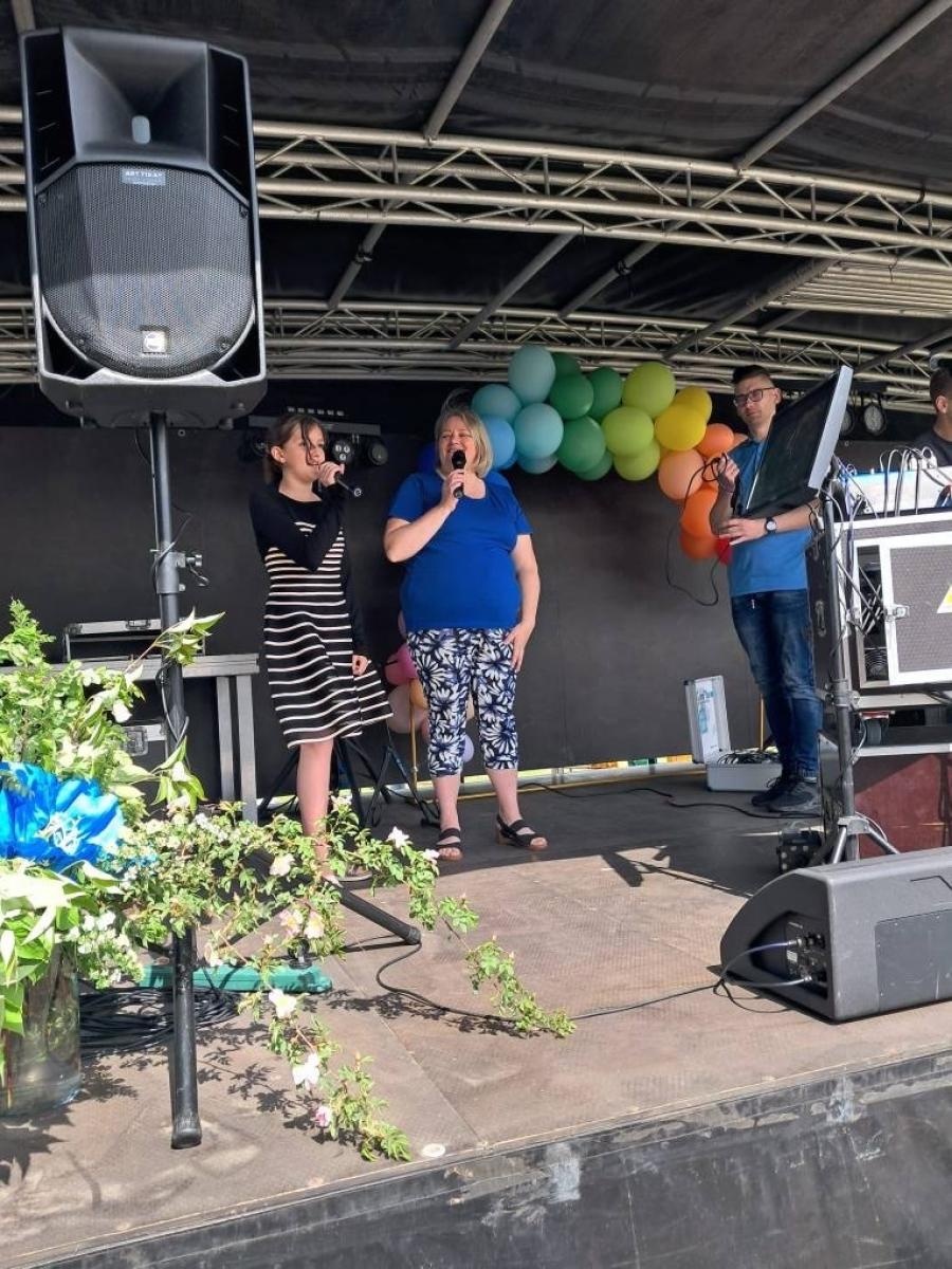 Zdjęcie w galerii na portalu naszraciborz.pl: Rodzinny festyn w Siedliskach: święto dzieci i mam pełne radości wiadomości z regionu