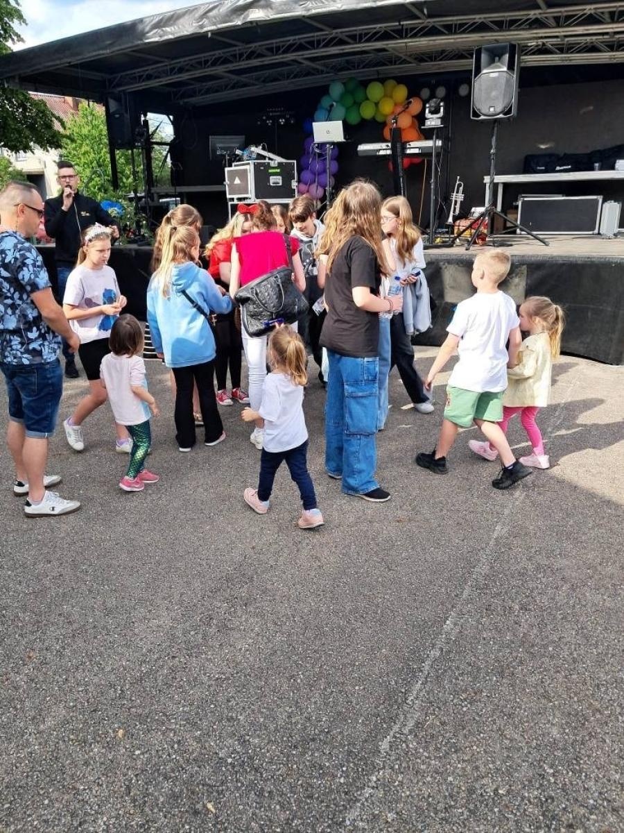 Zdjęcie w galerii na portalu naszraciborz.pl: Rodzinny festyn w Siedliskach: święto dzieci i mam pełne radości wiadomości z regionu