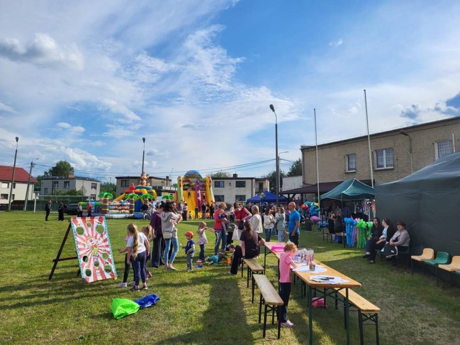 Zdjęcie w galerii na portalu naszraciborz.pl: Rodzinny festyn w Siedliskach: święto dzieci i mam pełne radości wiadomości z regionu