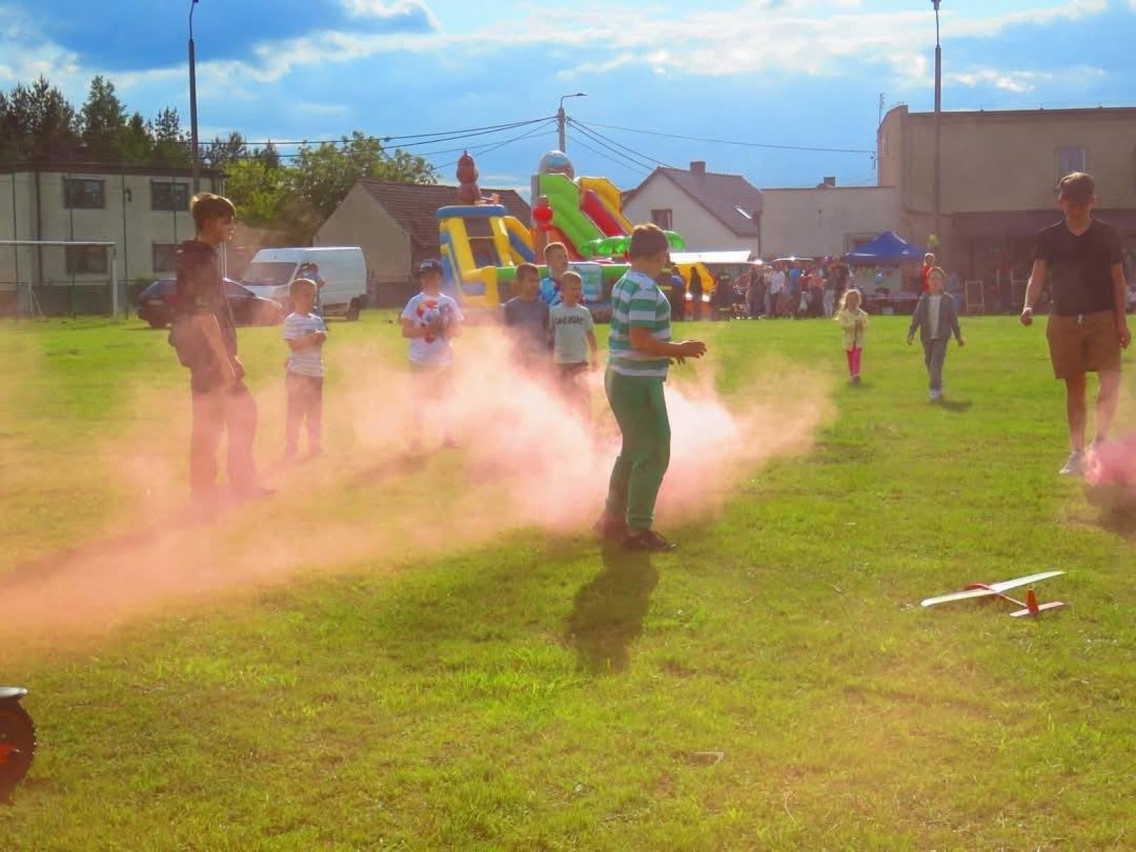 Zdjęcie w galerii na portalu naszraciborz.pl: Rodzinny festyn w Siedliskach: święto dzieci i mam pełne radości wiadomości z regionu