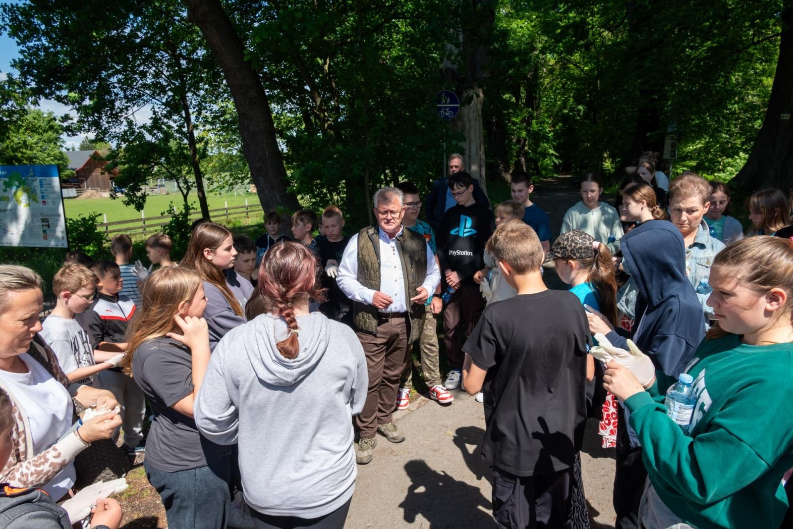 Zdjęcie w galerii na portalu naszraciborz.pl: Wspólne Drzewo – Wspólna Przyszłość: Zielona Akcja Gminy Krzyżanowice, Meander Banku i Szkoły w Tworkowie wiadomości z regionu