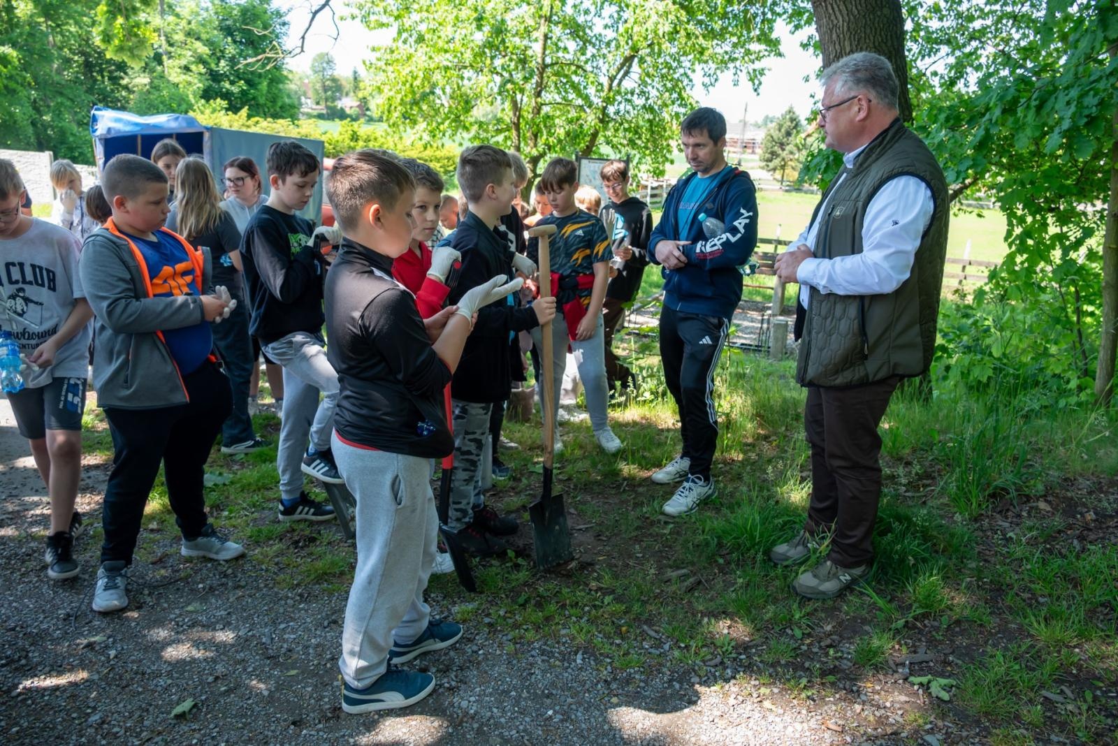 Zdjęcie w galerii na portalu naszraciborz.pl: Wspólne Drzewo – Wspólna Przyszłość: Zielona Akcja Gminy Krzyżanowice, Meander Banku i Szkoły w Tworkowie wiadomości z regionu