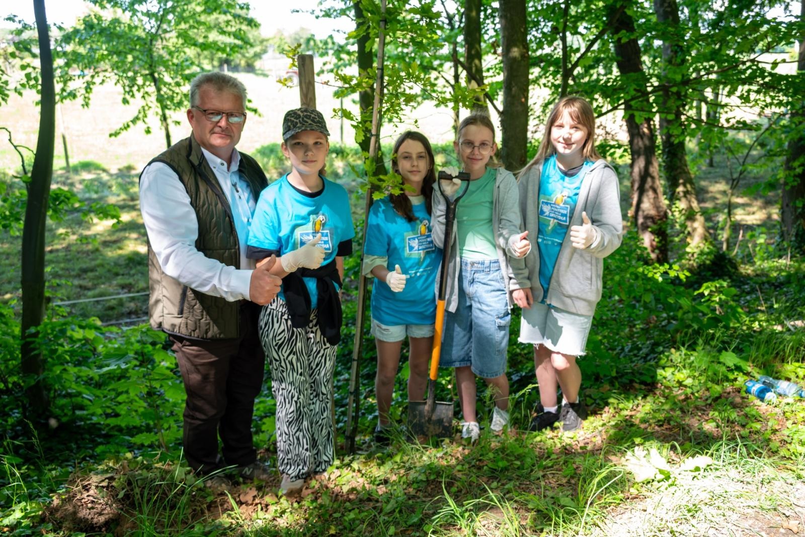 Zdjęcie w galerii na portalu naszraciborz.pl: Wspólne Drzewo – Wspólna Przyszłość: Zielona Akcja Gminy Krzyżanowice, Meander Banku i Szkoły w Tworkowie wiadomości z regionu