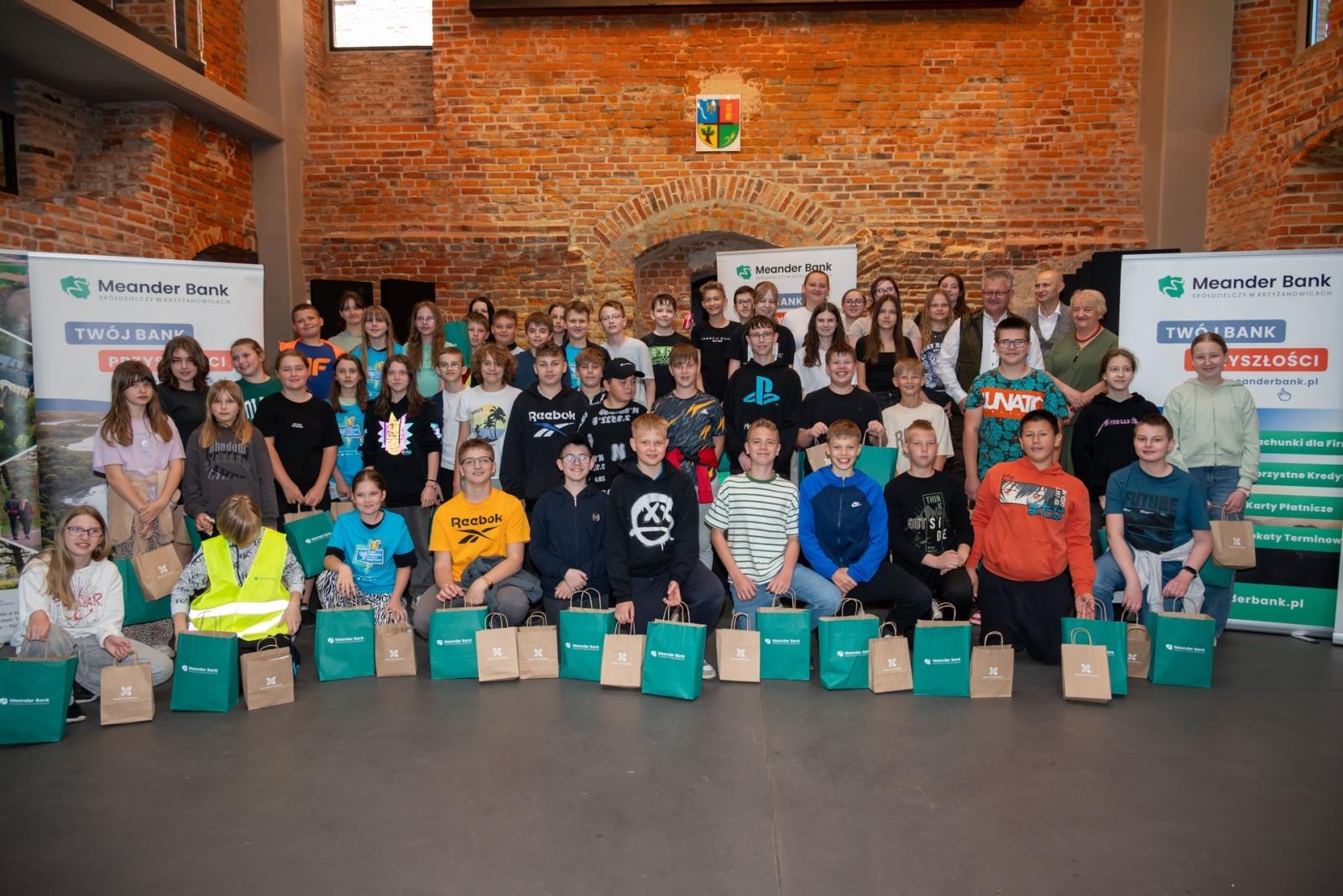 Zdjęcie w galerii na portalu naszraciborz.pl: Wspólne Drzewo – Wspólna Przyszłość: Zielona Akcja Gminy Krzyżanowice, Meander Banku i Szkoły w Tworkowie wiadomości z regionu