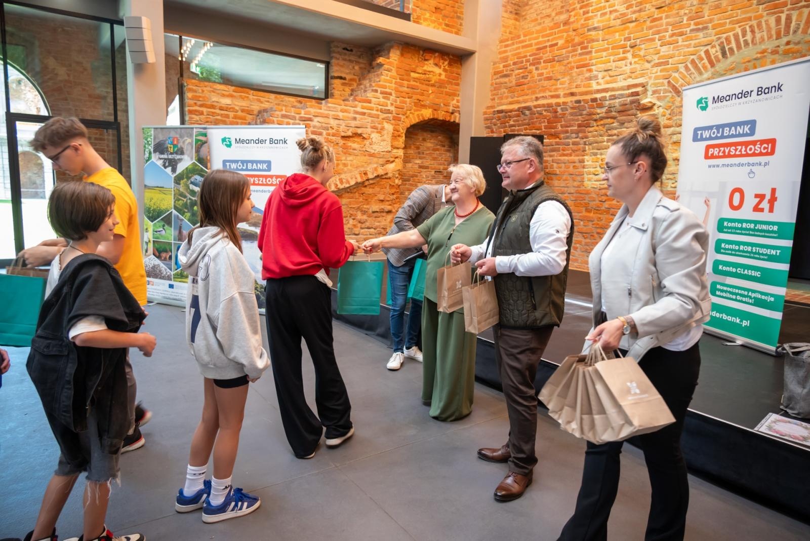 Zdjęcie w galerii na portalu naszraciborz.pl: Wspólne Drzewo – Wspólna Przyszłość: Zielona Akcja Gminy Krzyżanowice, Meander Banku i Szkoły w Tworkowie wiadomości z regionu