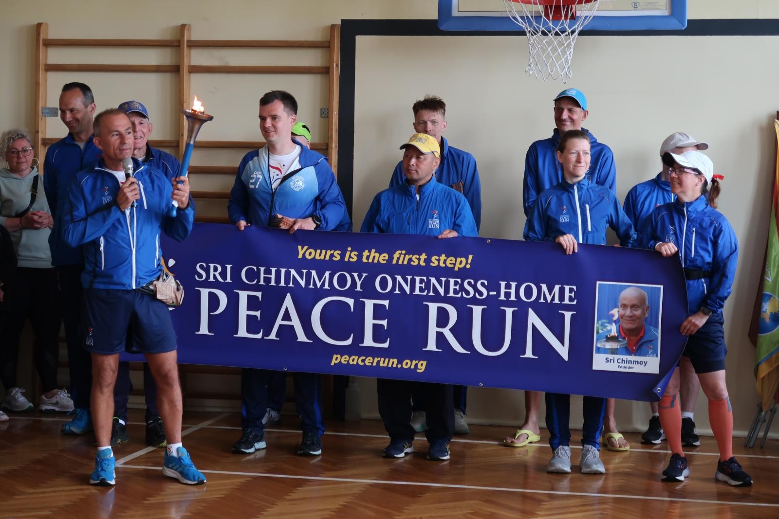 Zdjęcie w galerii na portalu naszraciborz.pl: Pochodnia Pokoju w Raciborzu – wyjątkowe wydarzenie w Zespole Szkolno-Przedszkolnym nr 4 wiadomości z regionu