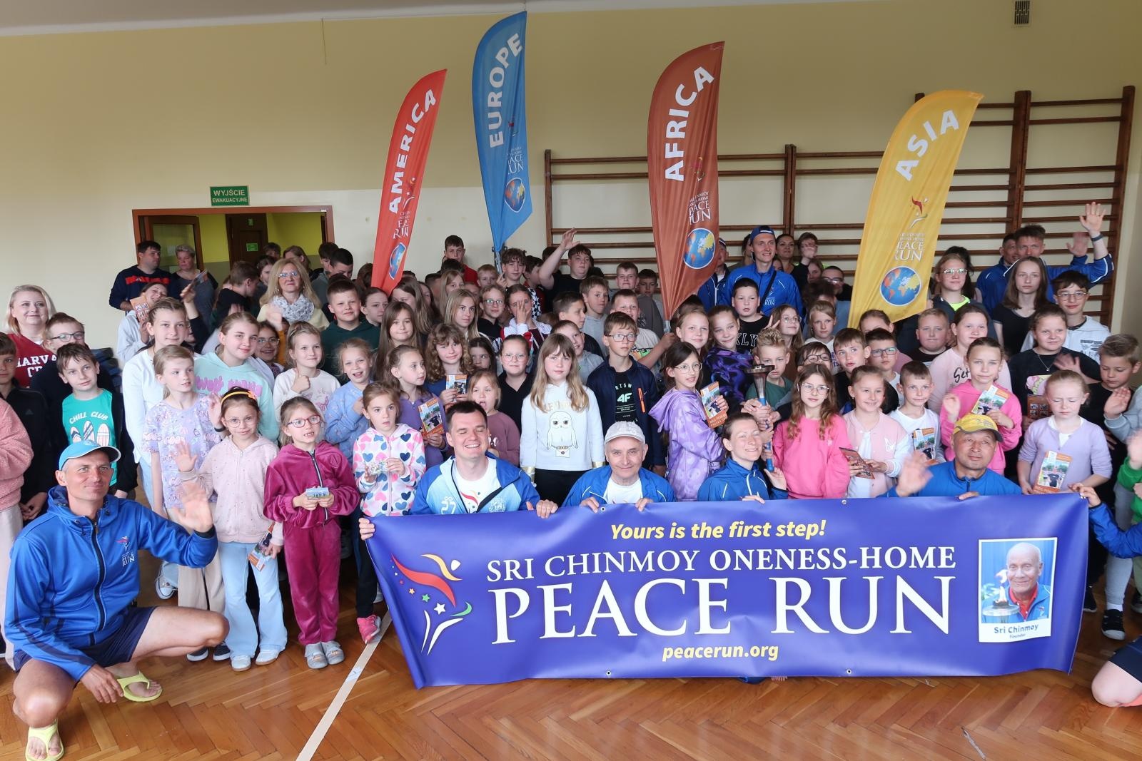 Zdjęcie w galerii na portalu naszraciborz.pl: Pochodnia Pokoju w Raciborzu – wyjątkowe wydarzenie w Zespole Szkolno-Przedszkolnym nr 4 wiadomości z regionu