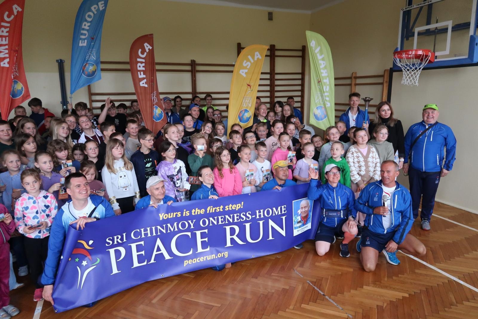 Zdjęcie w galerii na portalu naszraciborz.pl: Pochodnia Pokoju w Raciborzu – wyjątkowe wydarzenie w Zespole Szkolno-Przedszkolnym nr 4 wiadomości z regionu