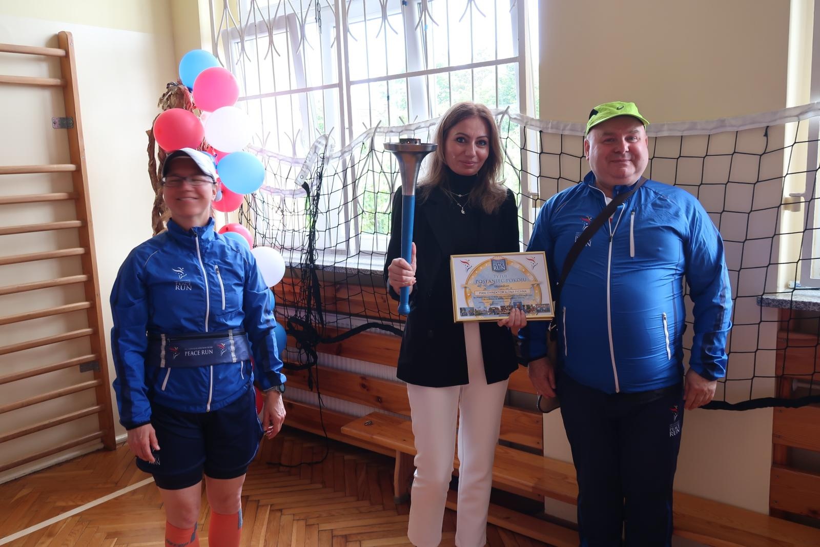 Zdjęcie w galerii na portalu naszraciborz.pl: Pochodnia Pokoju w Raciborzu – wyjątkowe wydarzenie w Zespole Szkolno-Przedszkolnym nr 4 wiadomości z regionu