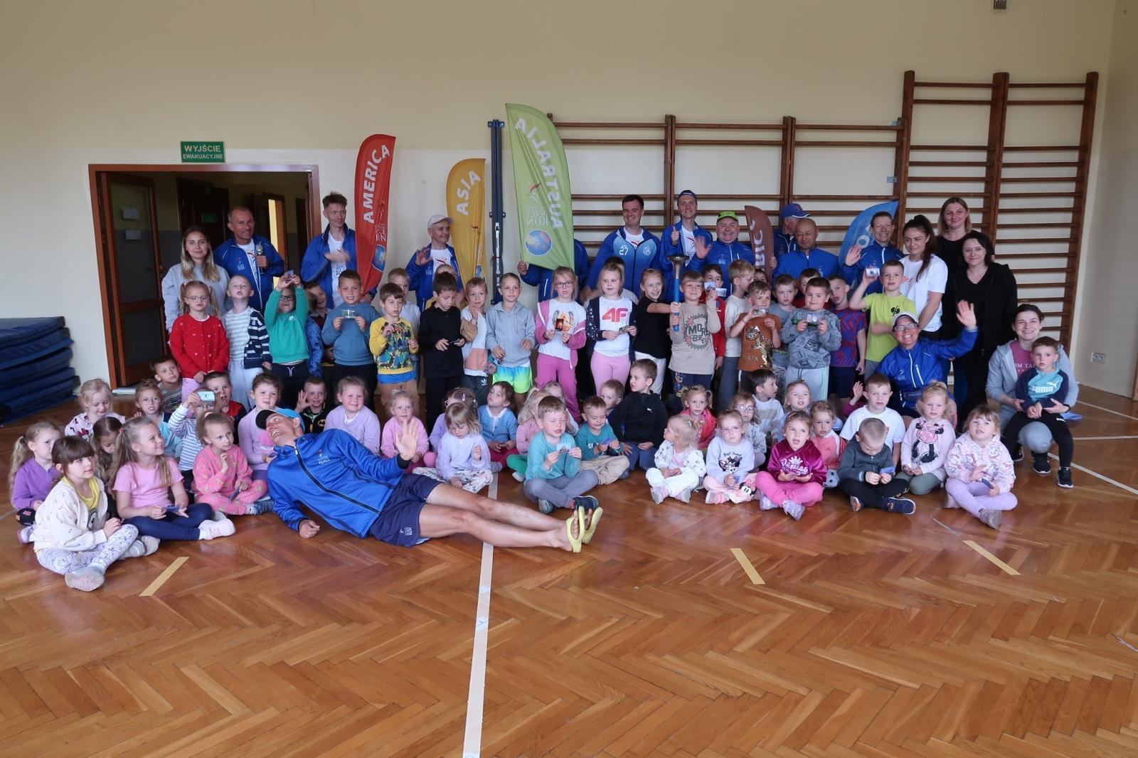 Zdjęcie w galerii na portalu naszraciborz.pl: Pochodnia Pokoju w Raciborzu – wyjątkowe wydarzenie w Zespole Szkolno-Przedszkolnym nr 4 wiadomości z regionu