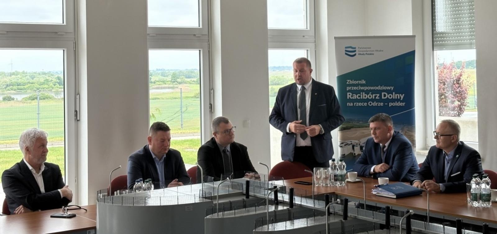 Zdjęcie w galerii na portalu naszraciborz.pl: Wiceminister Koperski na spotkaniu dotyczącym funkcjonowania Zbiornika Racibórz Dolny i potrzeb infrastrukturalnych Powiatu Raciborskiego wiadomości z regionu