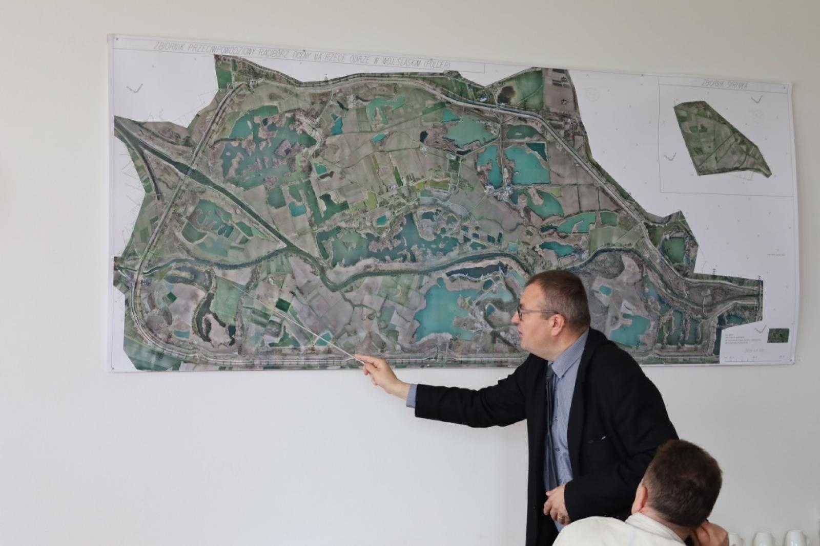 Zdjęcie w galerii na portalu naszraciborz.pl: Wiceminister Koperski na spotkaniu dotyczącym funkcjonowania Zbiornika Racibórz Dolny i potrzeb infrastrukturalnych Powiatu Raciborskiego wiadomości z regionu