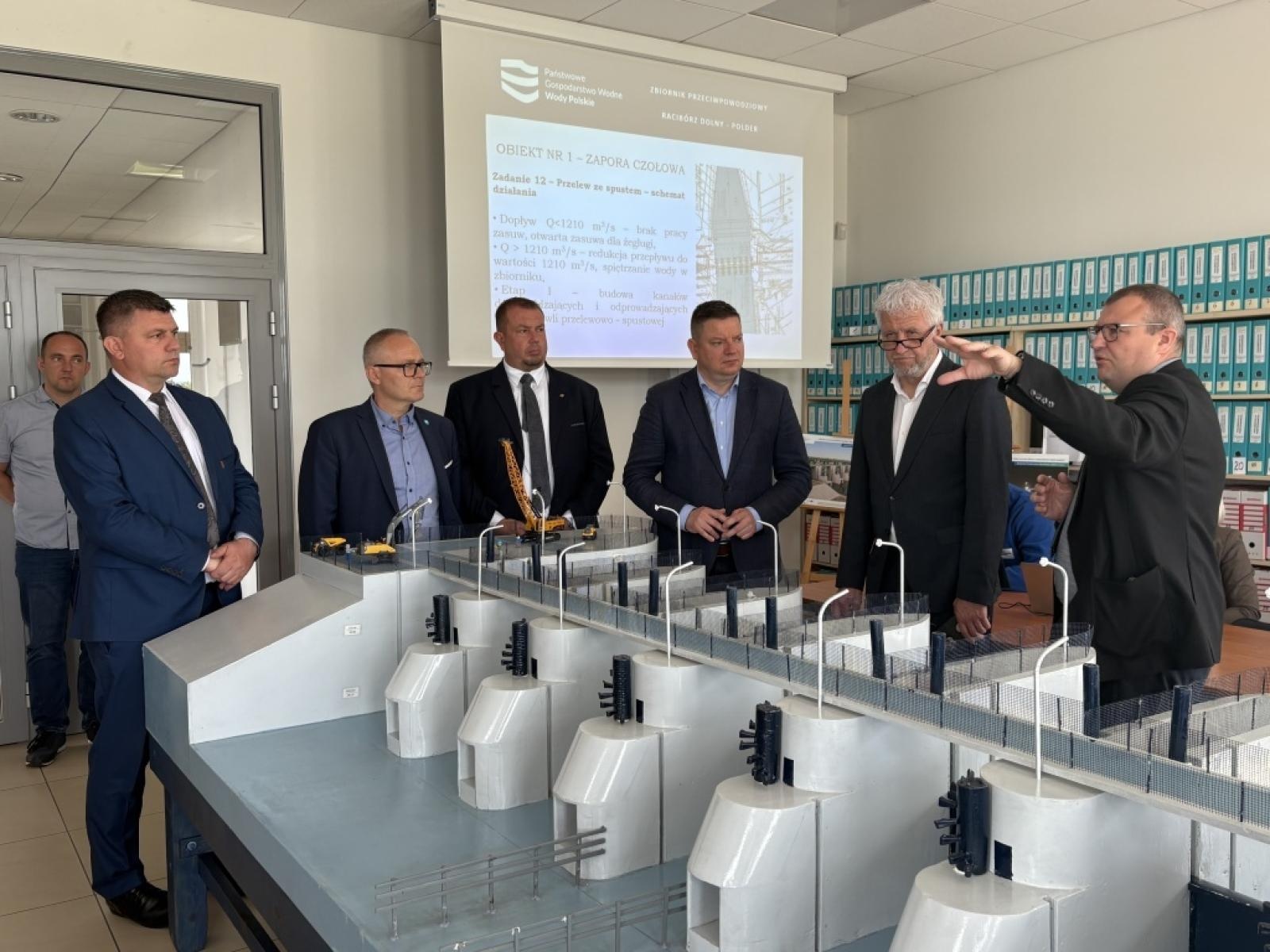 Zdjęcie w galerii na portalu naszraciborz.pl: Wiceminister Koperski na spotkaniu dotyczącym funkcjonowania Zbiornika Racibórz Dolny i potrzeb infrastrukturalnych Powiatu Raciborskiego wiadomości z regionu