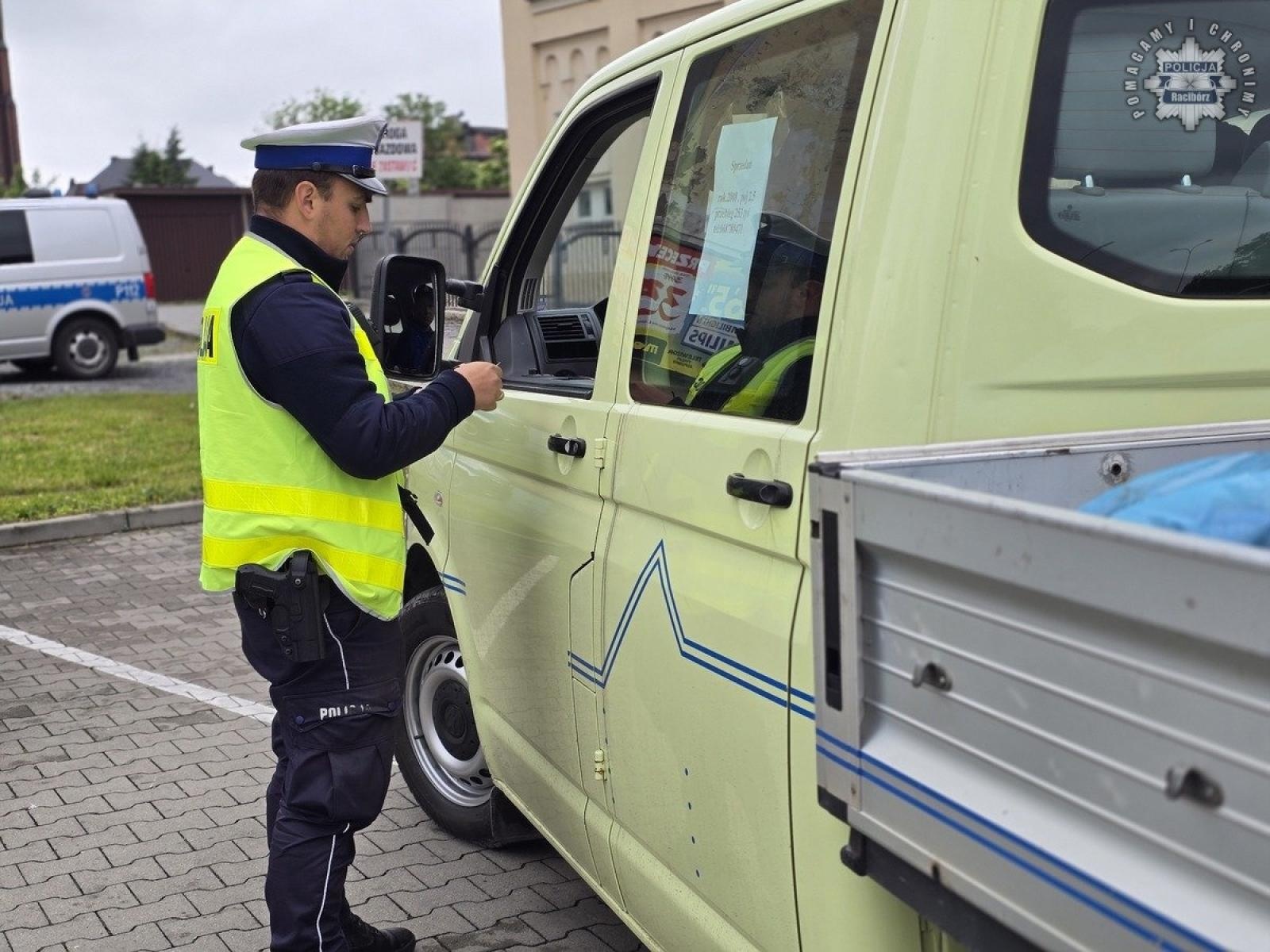 Zdjęcie w galerii na portalu naszraciborz.pl: Racibórz. Dron nad przejściem dla pieszych obserwował kierowców wiadomości z regionu