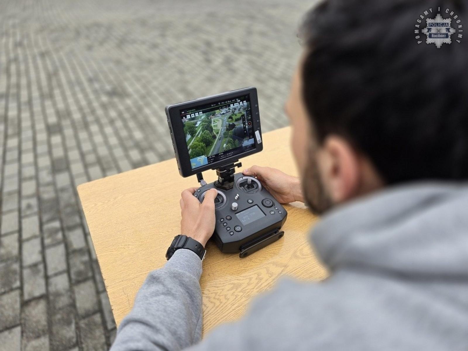 Zdjęcie w galerii na portalu naszraciborz.pl: Racibórz. Dron nad przejściem dla pieszych obserwował kierowców wiadomości z regionu