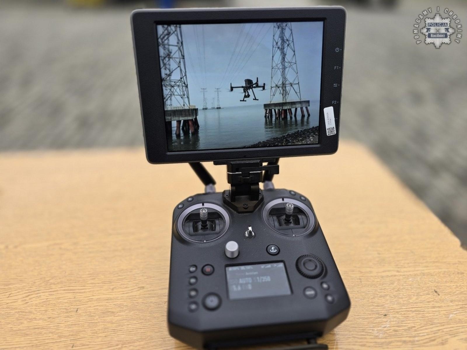 Zdjęcie w galerii na portalu naszraciborz.pl: Racibórz. Dron nad przejściem dla pieszych obserwował kierowców wiadomości z regionu