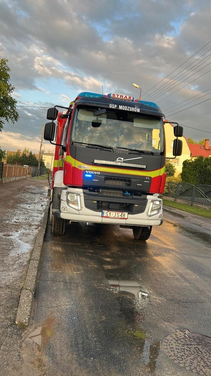 Zdjęcie w galerii na portalu naszraciborz.pl: Zabłocone jezdnie, powalone drzewo i alarm w supermarkecie [RAPORT 998] wiadomości z regionu