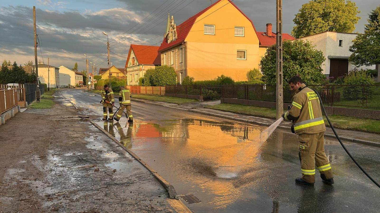 Zdjęcie w galerii na portalu naszraciborz.pl: Zabłocone jezdnie, powalone drzewo i alarm w supermarkecie [RAPORT 998] wiadomości z regionu