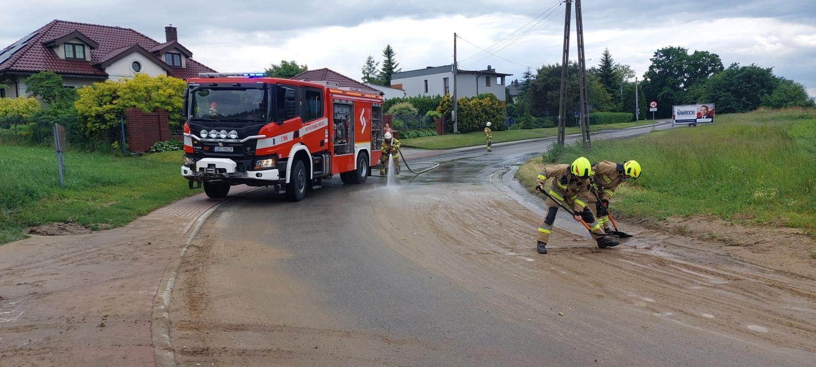 Zdjęcie w galerii na portalu naszraciborz.pl: Zabłocone jezdnie, powalone drzewo i alarm w supermarkecie [RAPORT 998] wiadomości z regionu