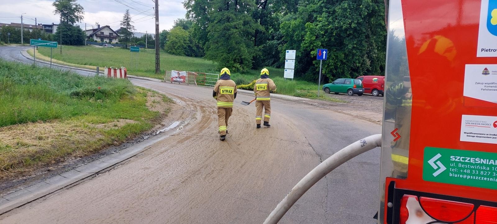 Zdjęcie w galerii na portalu naszraciborz.pl: Zabłocone jezdnie, powalone drzewo i alarm w supermarkecie [RAPORT 998] wiadomości z regionu