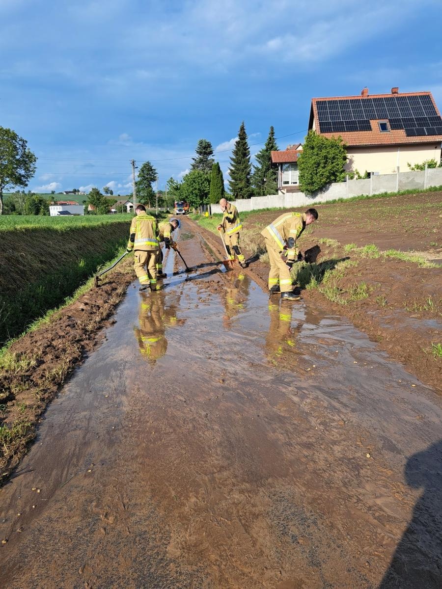 Zdjęcie w galerii na portalu naszraciborz.pl: Zabłocone jezdnie, powalone drzewo i alarm w supermarkecie [RAPORT 998] wiadomości z regionu