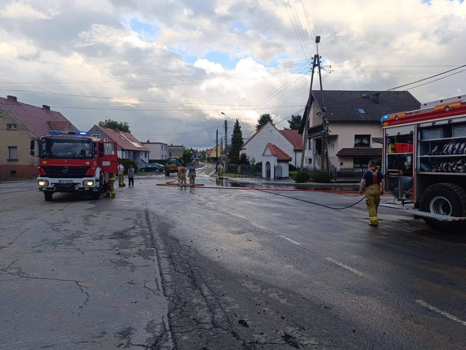 Zdjęcie w galerii na portalu naszraciborz.pl: Zabłocone jezdnie, powalone drzewo i alarm w supermarkecie [RAPORT 998] wiadomości z regionu