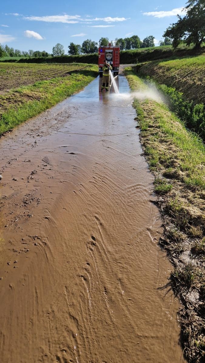 Zdjęcie w galerii na portalu naszraciborz.pl: Zabłocone jezdnie, powalone drzewo i alarm w supermarkecie [RAPORT 998] wiadomości z regionu