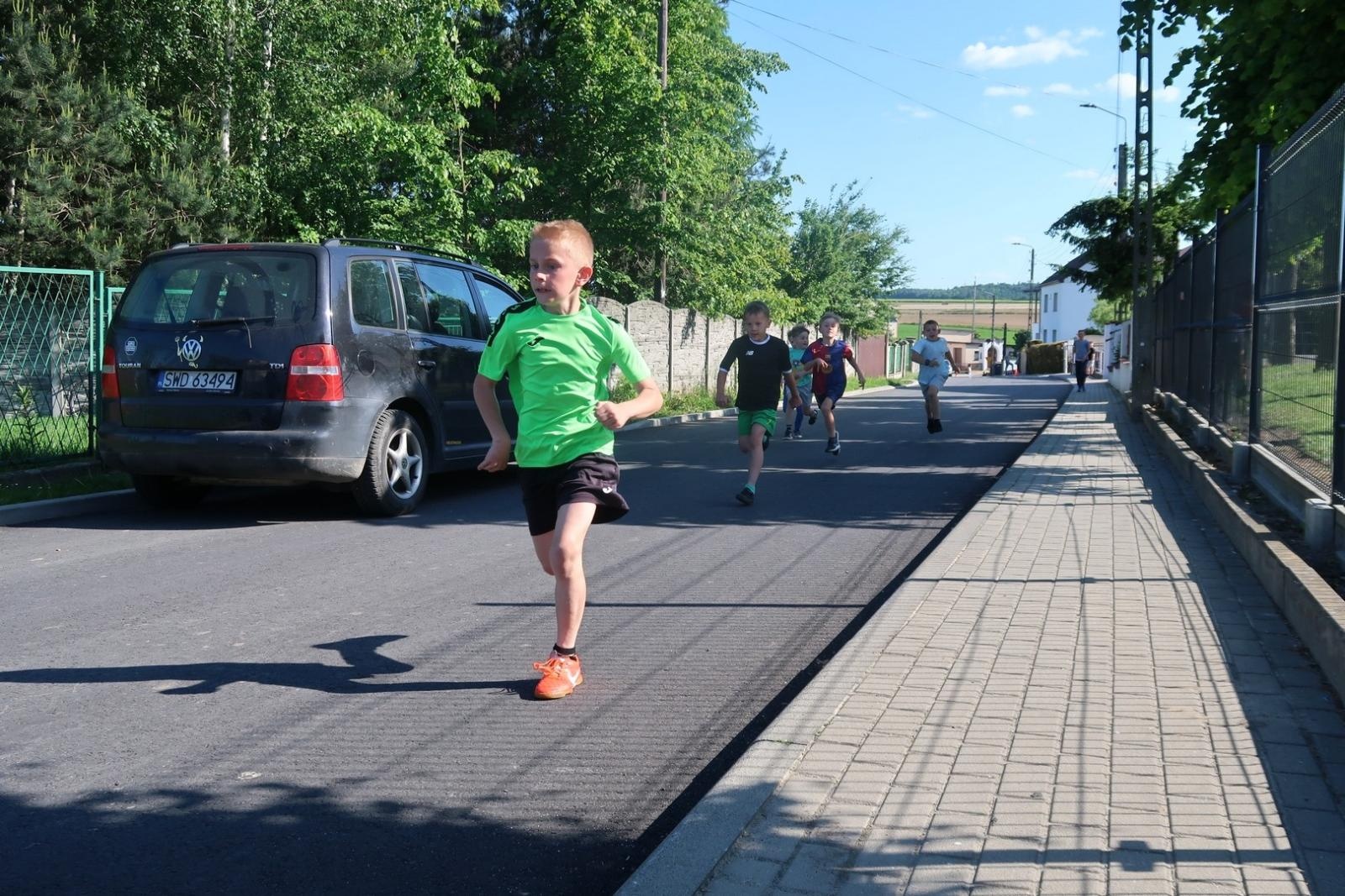 Zdjęcie w galerii na portalu naszraciborz.pl: Bieg uliczny o Puchar Burmistrza Krzanowic wiadomości z regionu