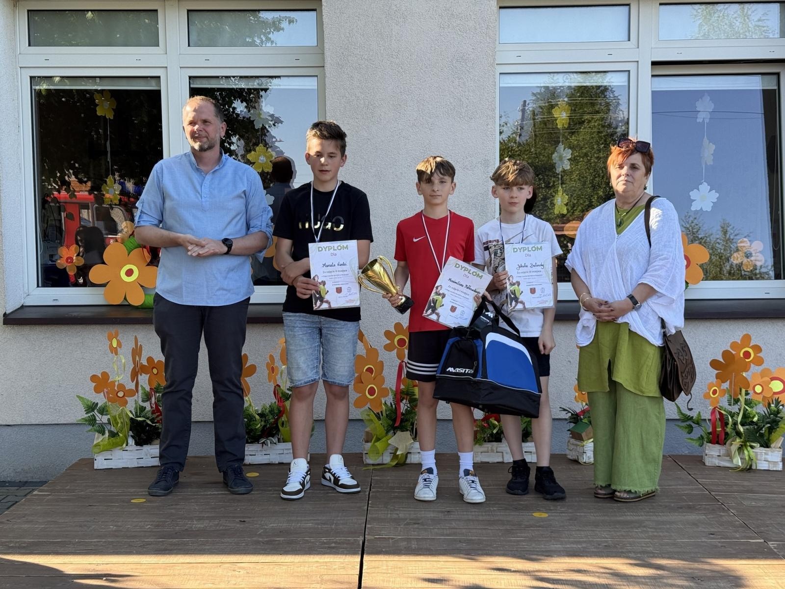 Zdjęcie w galerii na portalu naszraciborz.pl: Bieg uliczny o Puchar Burmistrza Krzanowic wiadomości z regionu