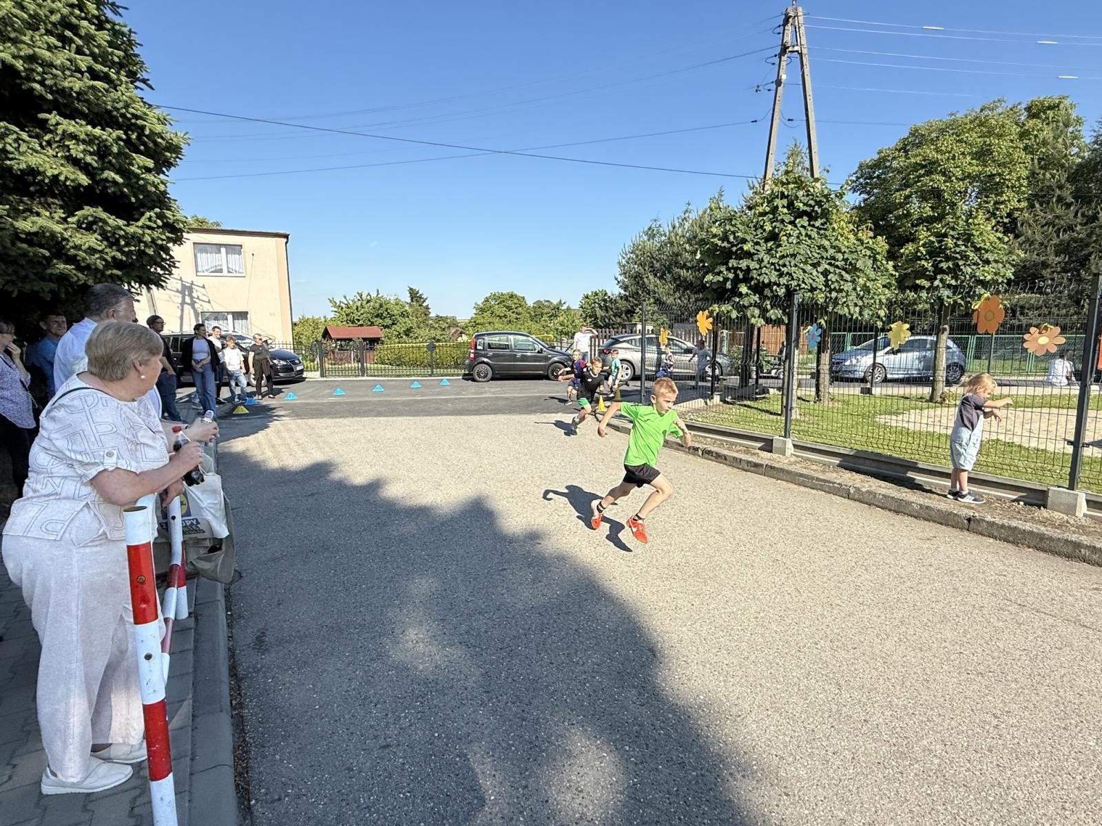 Zdjęcie w galerii na portalu naszraciborz.pl: Bieg uliczny o Puchar Burmistrza Krzanowic wiadomości z regionu