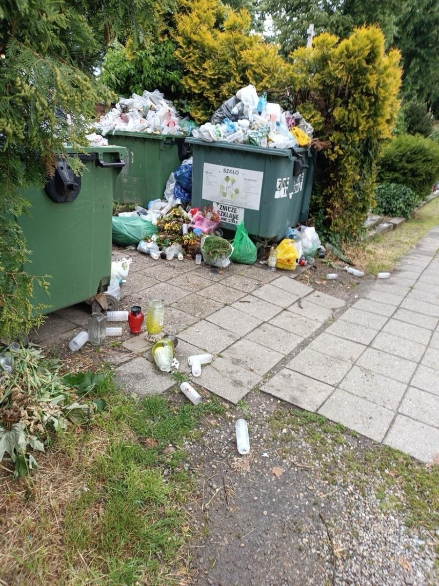 Zdjęcie w galerii na portalu naszraciborz.pl: Spór o śmieci na cmentarzu Jeruzalem. Kontenery w nowych miejscach wiadomości z regionu