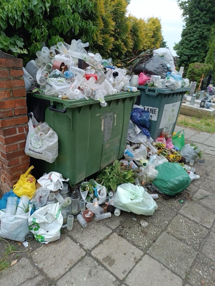 Zdjęcie w galerii na portalu naszraciborz.pl: Spór o śmieci na cmentarzu Jeruzalem. Kontenery w nowych miejscach wiadomości z regionu