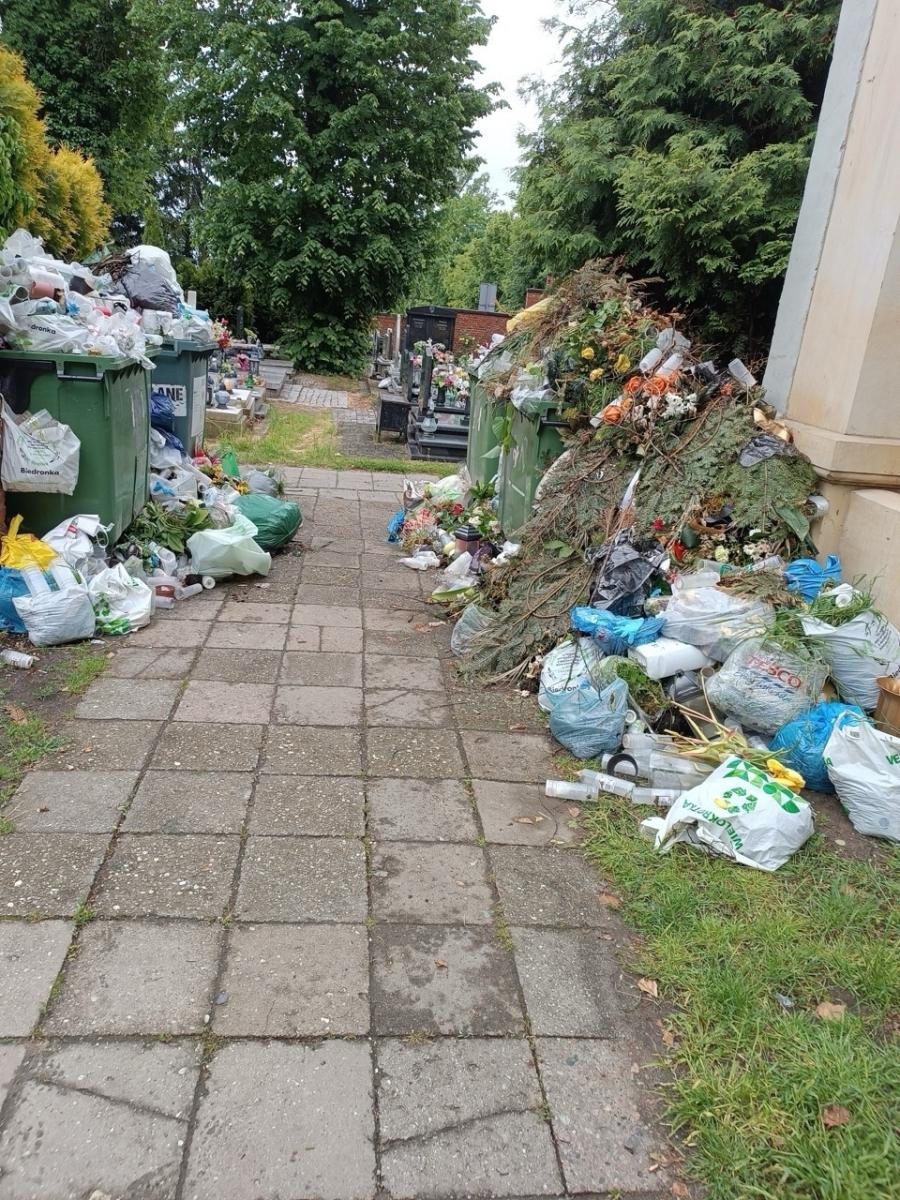 Zdjęcie w galerii na portalu naszraciborz.pl: Spór o śmieci na cmentarzu Jeruzalem. Kontenery w nowych miejscach wiadomości z regionu