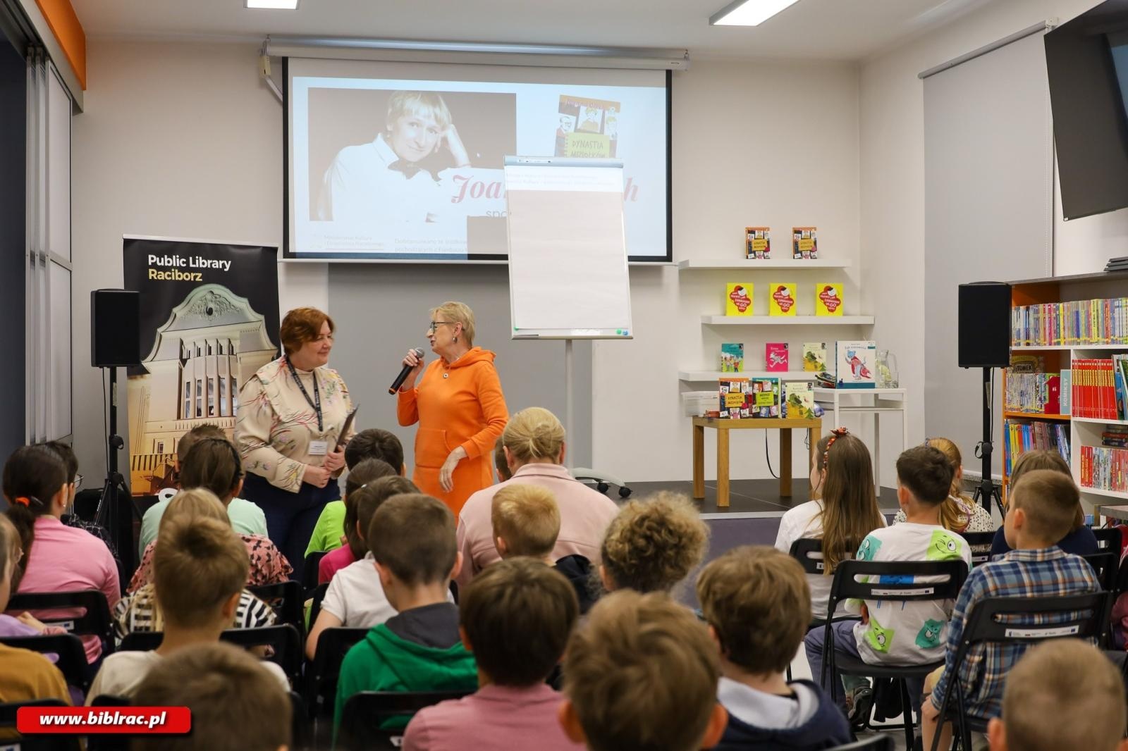 Zdjęcie w galerii na portalu naszraciborz.pl: Spotkanie z Joanną Olech w raciborskiej bibliotece wiadomości z regionu