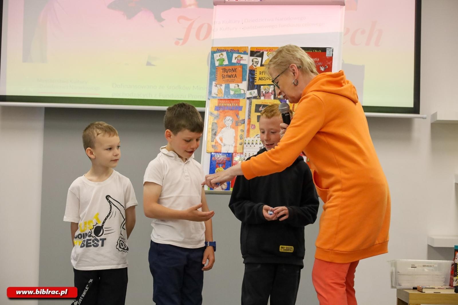 Zdjęcie w galerii na portalu naszraciborz.pl: Spotkanie z Joanną Olech w raciborskiej bibliotece wiadomości z regionu