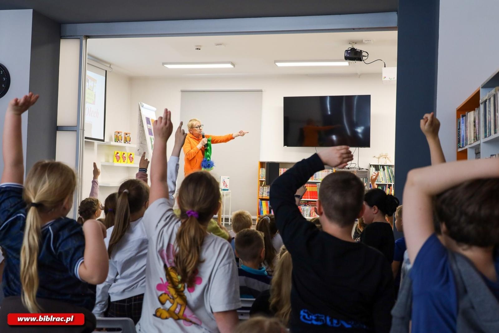 Zdjęcie w galerii na portalu naszraciborz.pl: Spotkanie z Joanną Olech w raciborskiej bibliotece wiadomości z regionu