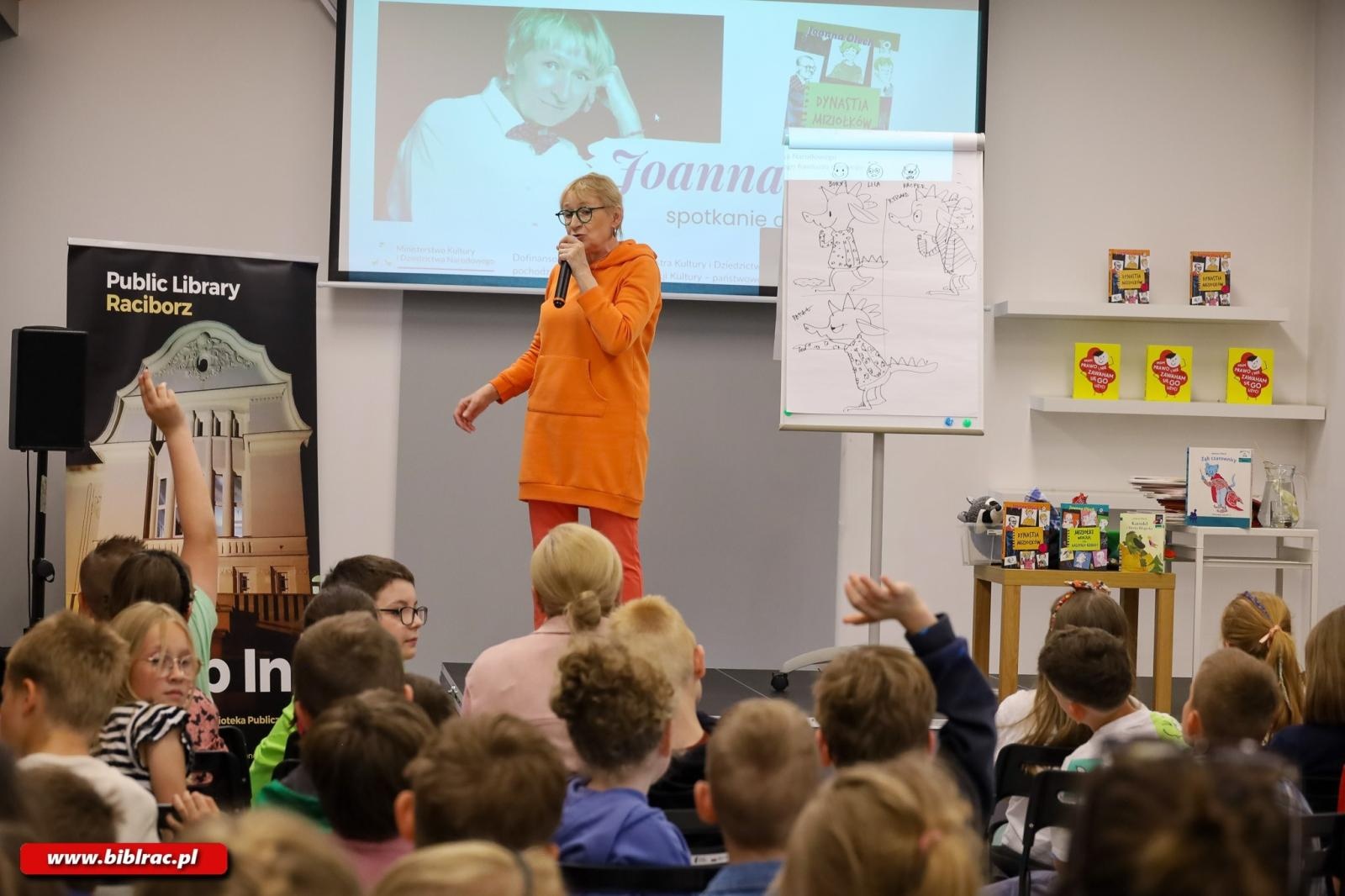 Zdjęcie w galerii na portalu naszraciborz.pl: Spotkanie z Joanną Olech w raciborskiej bibliotece wiadomości z regionu