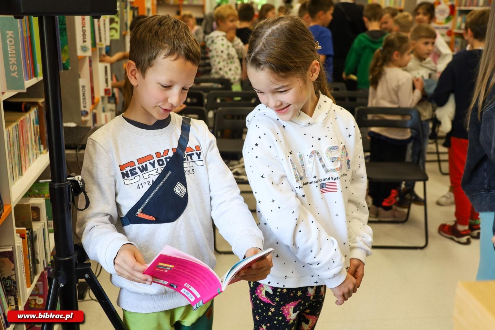 Zdjęcie w galerii na portalu naszraciborz.pl: Spotkanie z Joanną Olech w raciborskiej bibliotece wiadomości z regionu