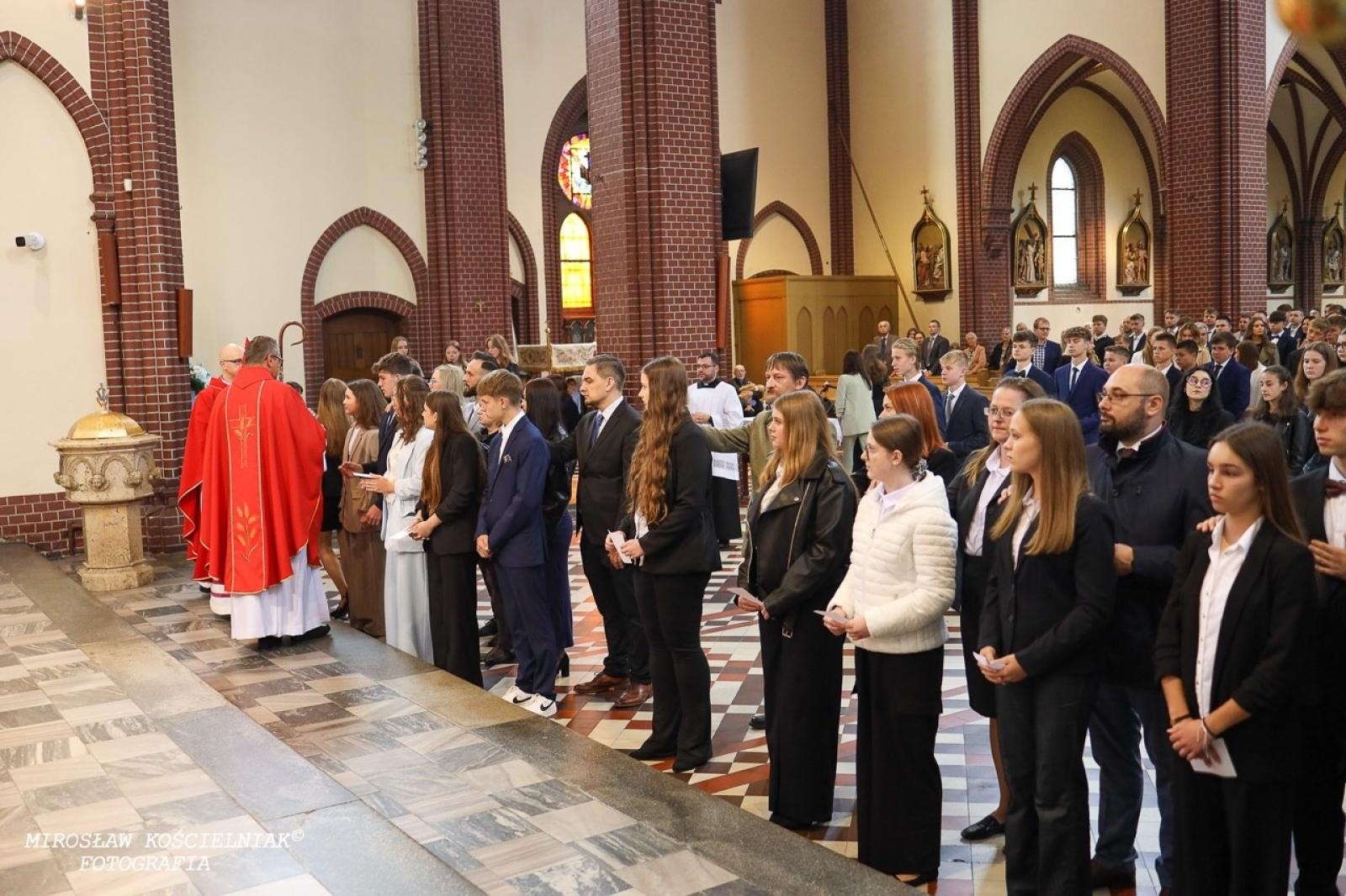 Zdjęcie w galerii na portalu naszraciborz.pl: Bierzmowania w Raciborzu. Uroczystości z udziałem biskupa Waldemara Musioła wiadomości z regionu