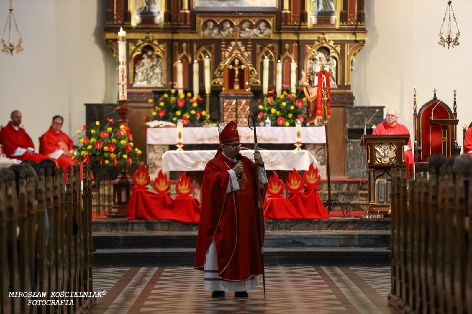 Zdjęcie w galerii na portalu naszraciborz.pl: Bierzmowania w Raciborzu. Uroczystości z udziałem biskupa Waldemara Musioła wiadomości z regionu