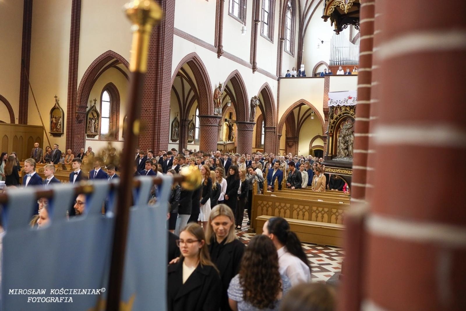 Zdjęcie w galerii na portalu naszraciborz.pl: Bierzmowania w Raciborzu. Uroczystości z udziałem biskupa Waldemara Musioła wiadomości z regionu