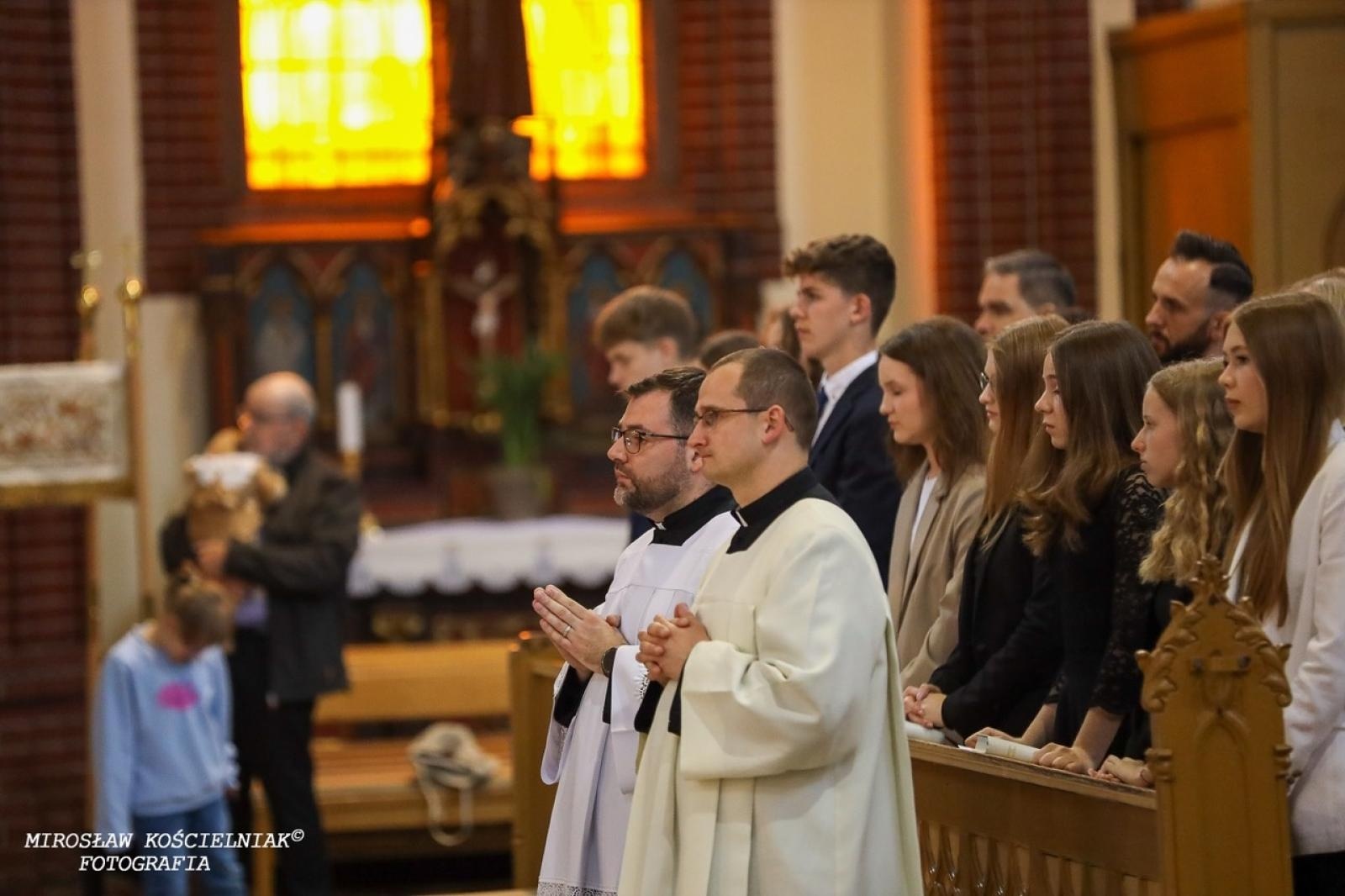 Zdjęcie w galerii na portalu naszraciborz.pl: Bierzmowania w Raciborzu. Uroczystości z udziałem biskupa Waldemara Musioła wiadomości z regionu
