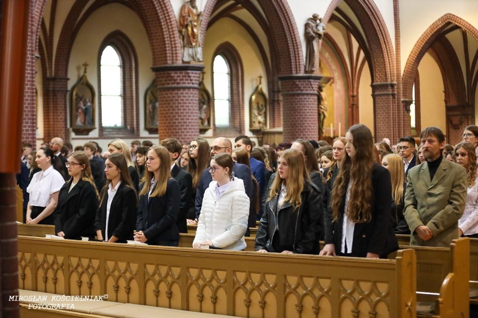 Zdjęcie w galerii na portalu naszraciborz.pl: Bierzmowania w Raciborzu. Uroczystości z udziałem biskupa Waldemara Musioła wiadomości z regionu