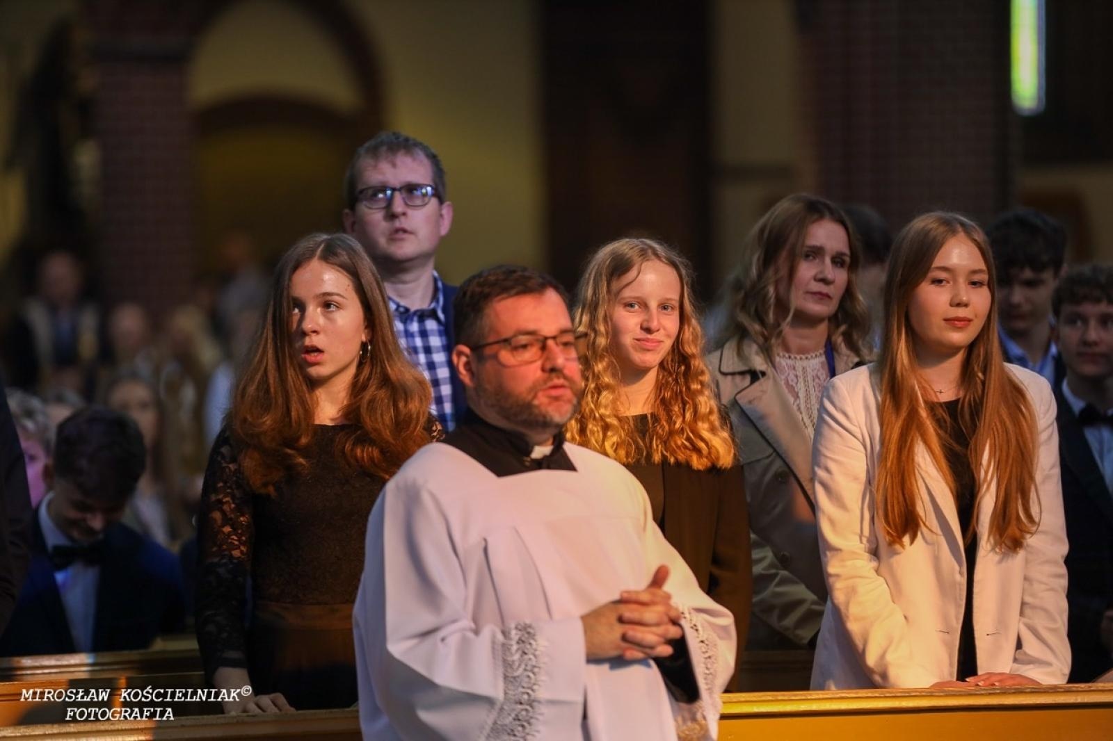 Zdjęcie w galerii na portalu naszraciborz.pl: Bierzmowania w Raciborzu. Uroczystości z udziałem biskupa Waldemara Musioła wiadomości z regionu